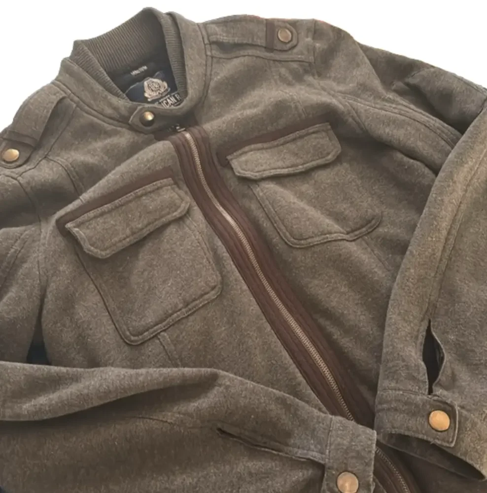 Men’s medium zip up jacket